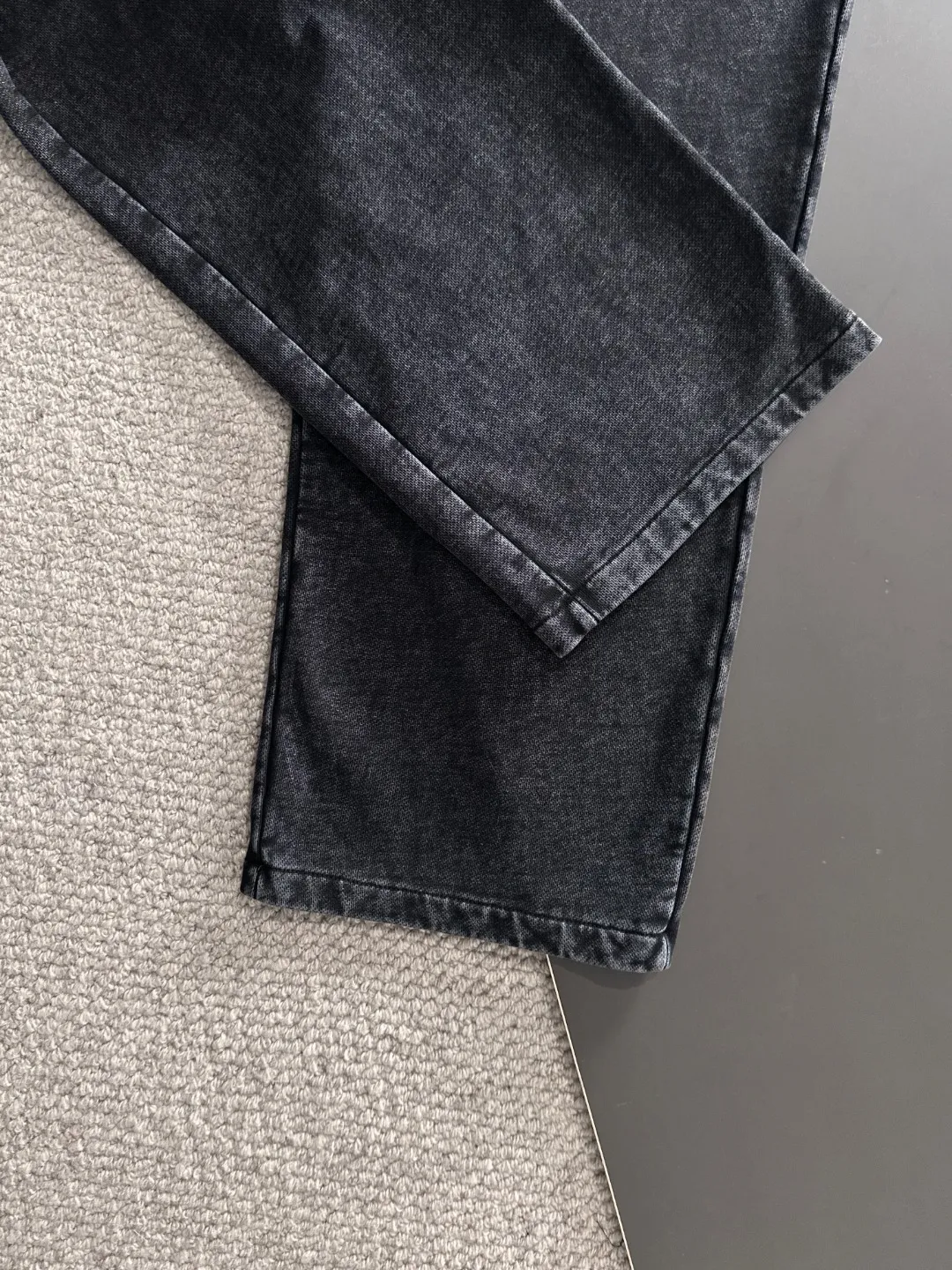 Next day shipment P360 Stone lsland/Stone Island Exclusively launches 25ss autumn and winter new high-quality trousers. Compare real-life details at will. Craftsmanship that ordinary small workshops cannot copy. Top-level ZP development. Unique imported fabric feel. Purely imported German machine production. Precision operation. Ten thousand needle density. A pair of trousers with rich details. You can see the development strength. A full set of new accessories are customized simultaneously. Simple yet elegant. Soft, delicate and comfortable. The upper body is versatile and fashionable. A perfect choice for autumn and winter. A must-have item. Loose fit. Please refer to the size chart when placing an order: S to XXL (or state your height and weight when placing an order)